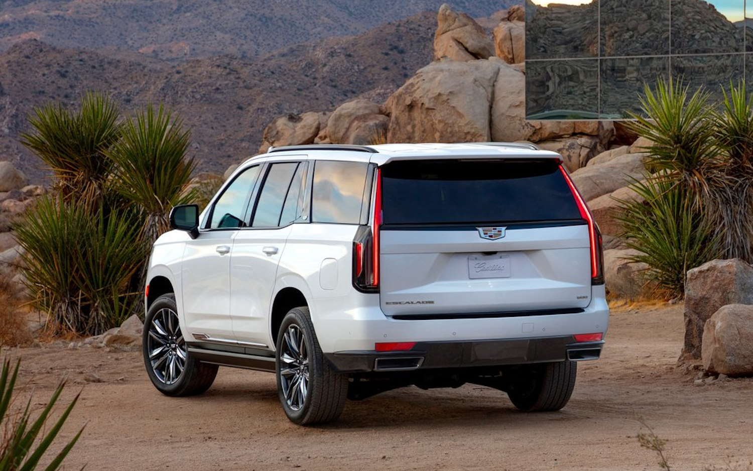 Comparison Cadillac Escalade Sport Platinum 2021 vs Ford Expedition Platinum 2019 SUV Drive